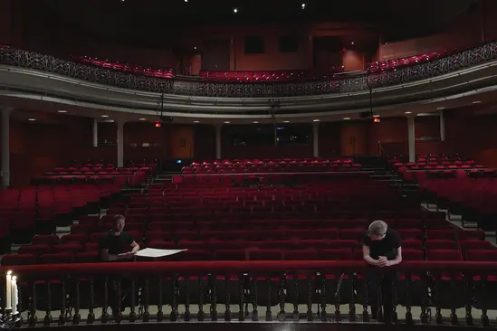 Le vide, les jumeaux dans une salle vide. 