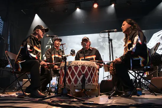 Photo des Buffalo Hat Singers en première partie du concert Transmission